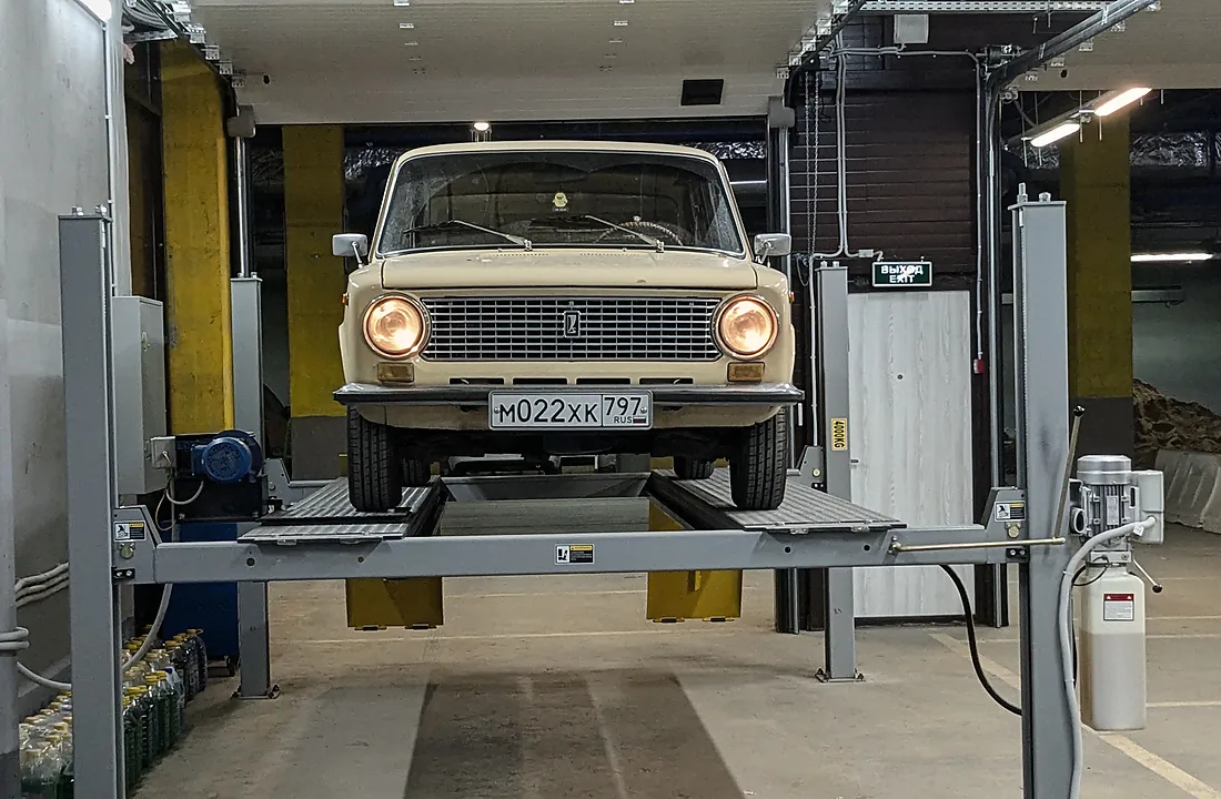 Автомобиль на диагностической линии